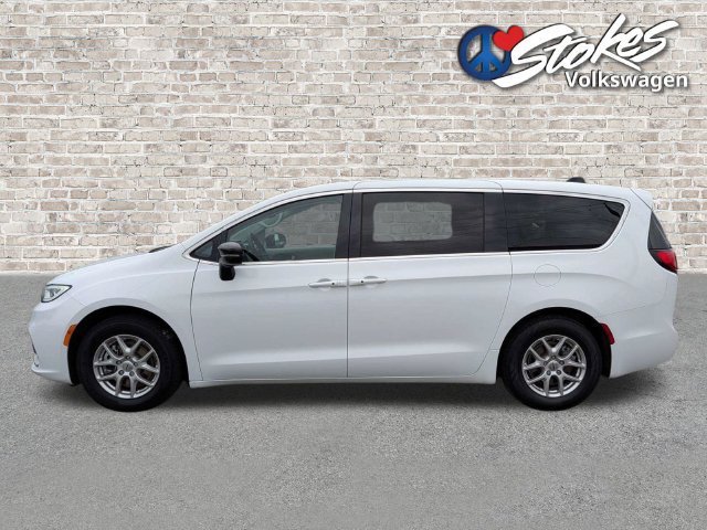 Used 2024 Chrysler Pacifica Touring-L FWD image 7