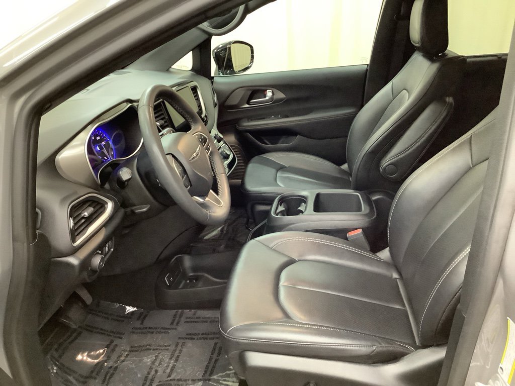 Used 2025 Chrysler Pacifica Select image 15
