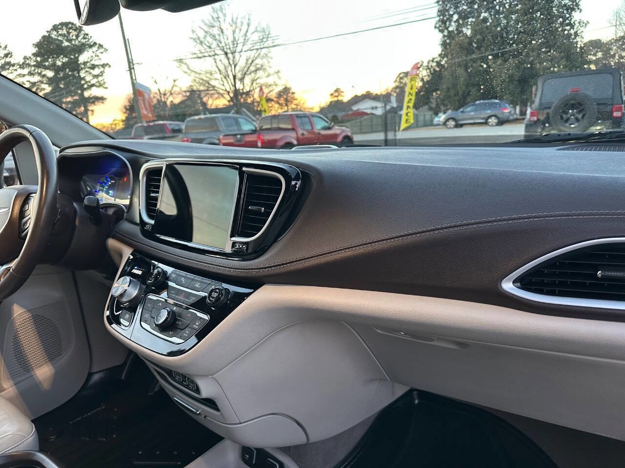 Used 2021 Chrysler Pacifica Touring-L FWD image 13