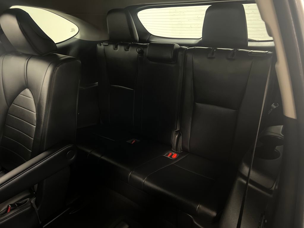 Used 2020 Toyota Highlander XLE image 28