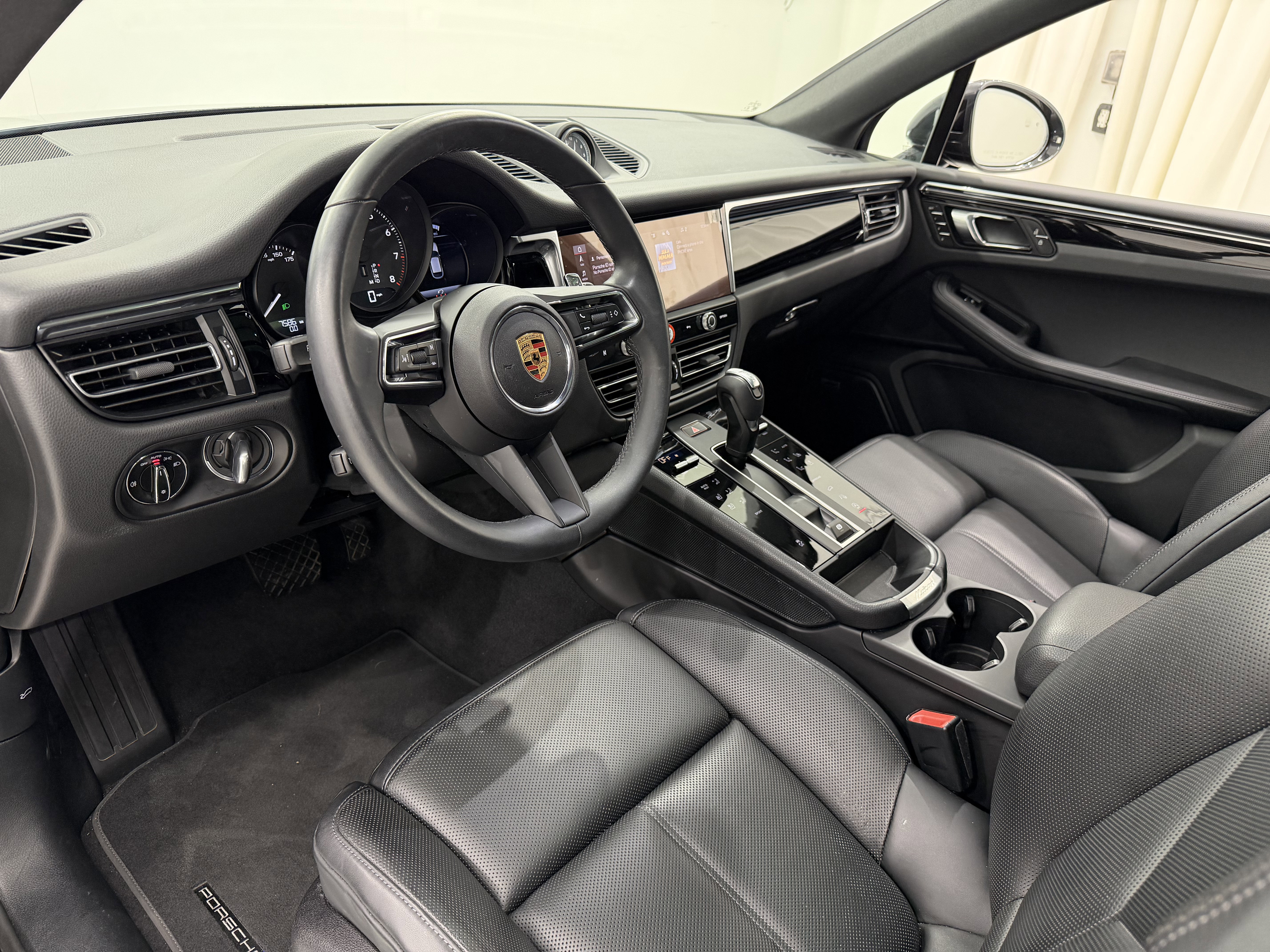 Certified 2025 Porsche Macan image 4