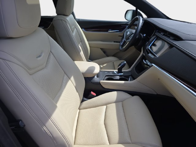 Used 2017 Cadillac XT5 Luxury w/ Driver Awareness Package FWD image 12