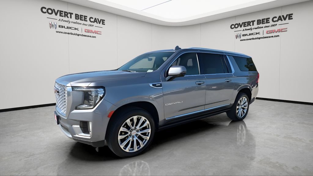 Used 2022 GMC Yukon XL Denali w/ Denali Premium Package image 3