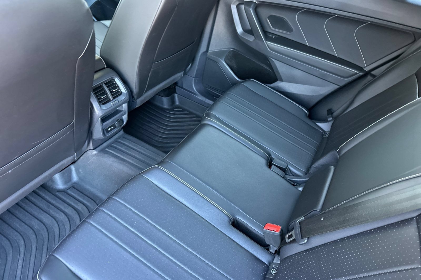 Used 2024 Volkswagen Tiguan SE AWD/4WD image 12