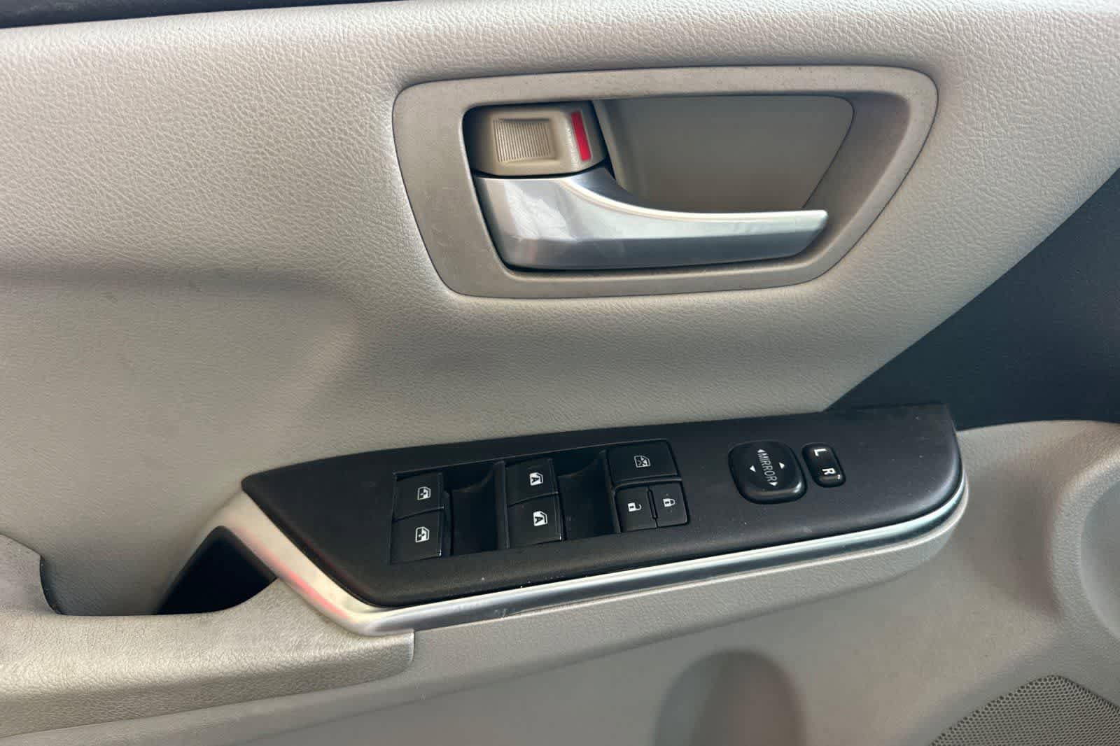 Used 2016 Toyota Camry SE FWD image 15