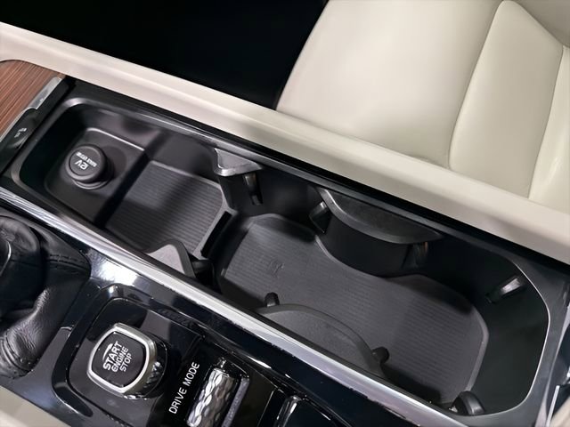 Used 2021 Volvo XC60 T5 Momentum w/ Premium Package image 22