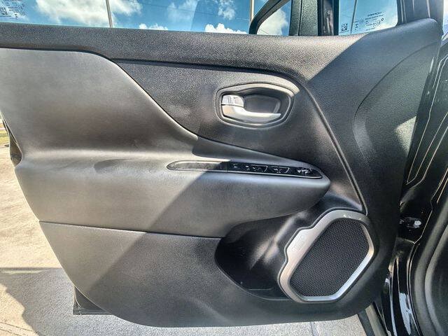 Used 2023 Jeep Renegade Latitude AWD/4WD image 20