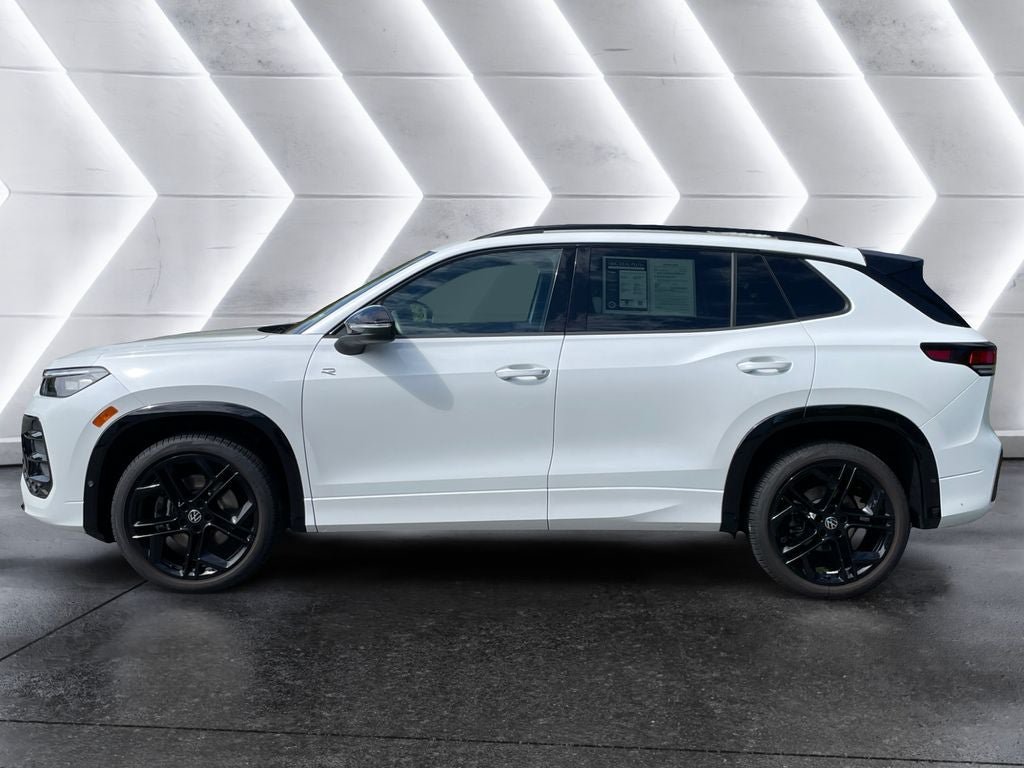 Used 2025 Volkswagen Tiguan SE R-Line AWD/4WD image 3