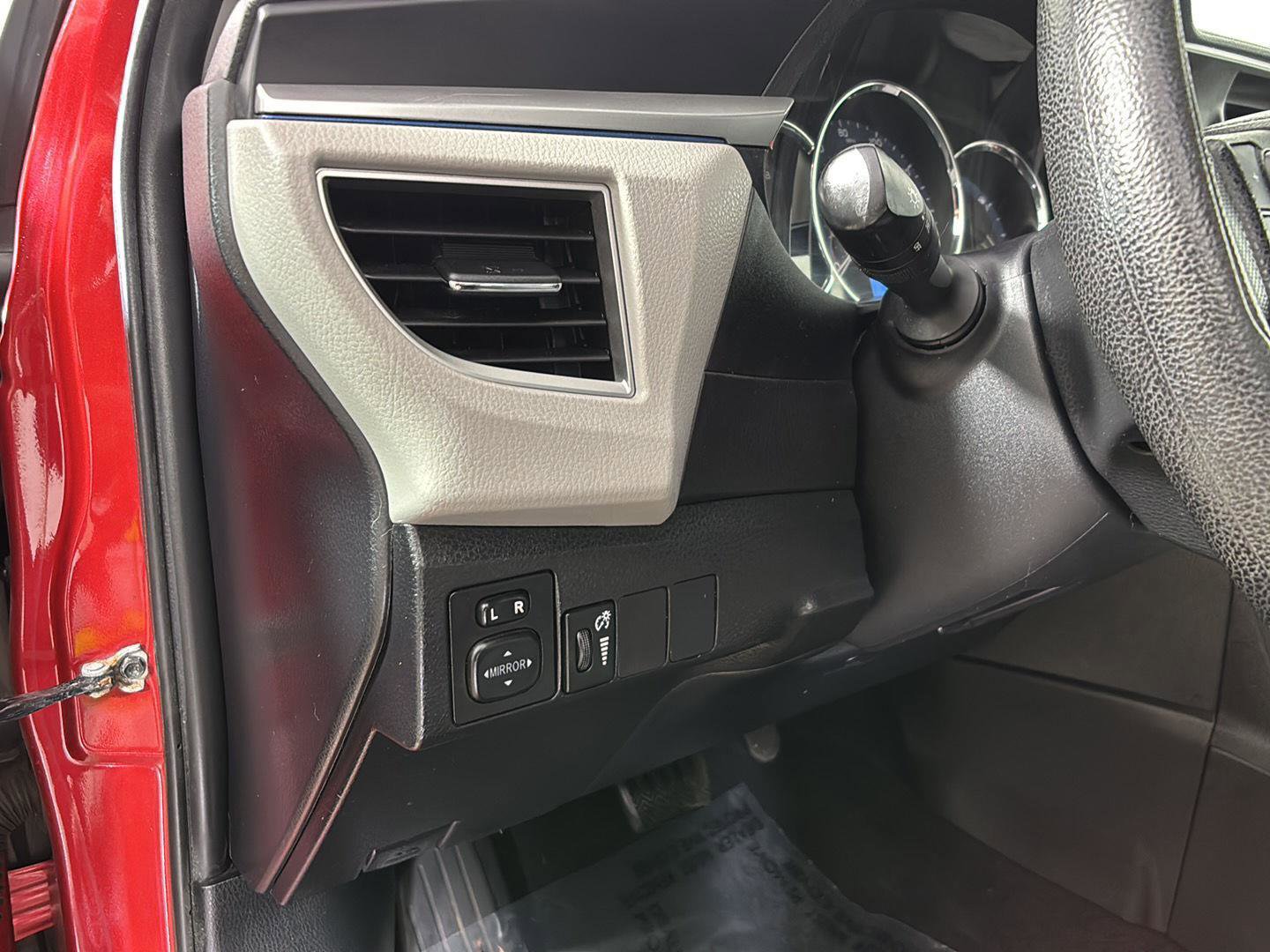 Used 2015 Toyota Corolla LE FWD image 28