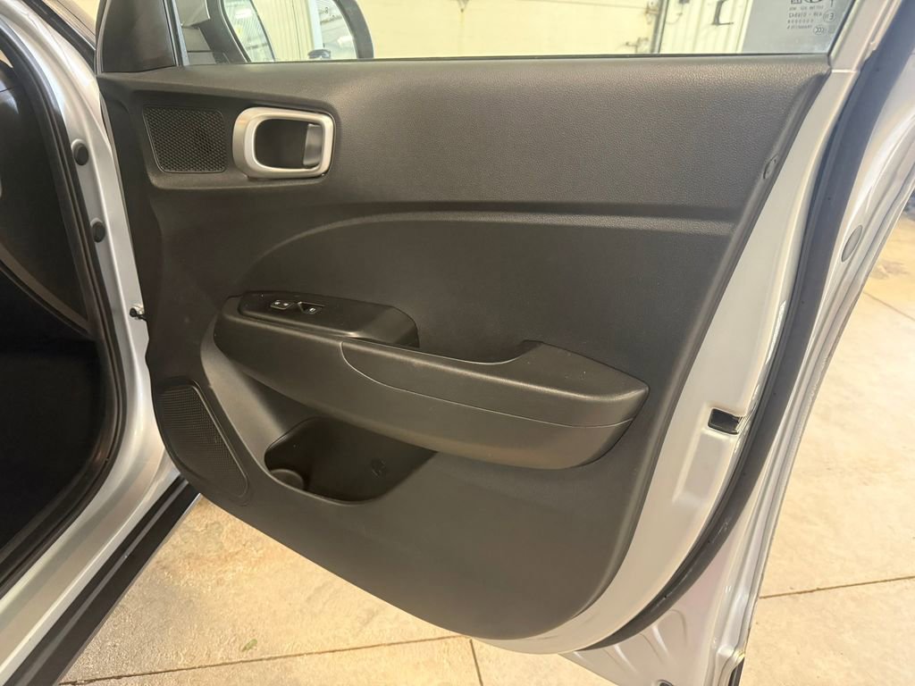 Certified 2022 Hyundai Venue SEL image 32