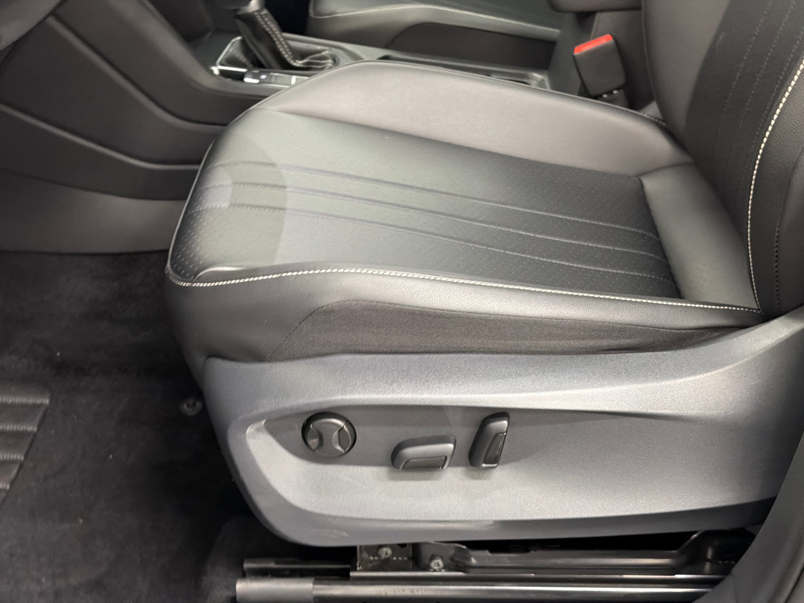 Used 2022 Volkswagen Tiguan SE R-Line FWD image 16