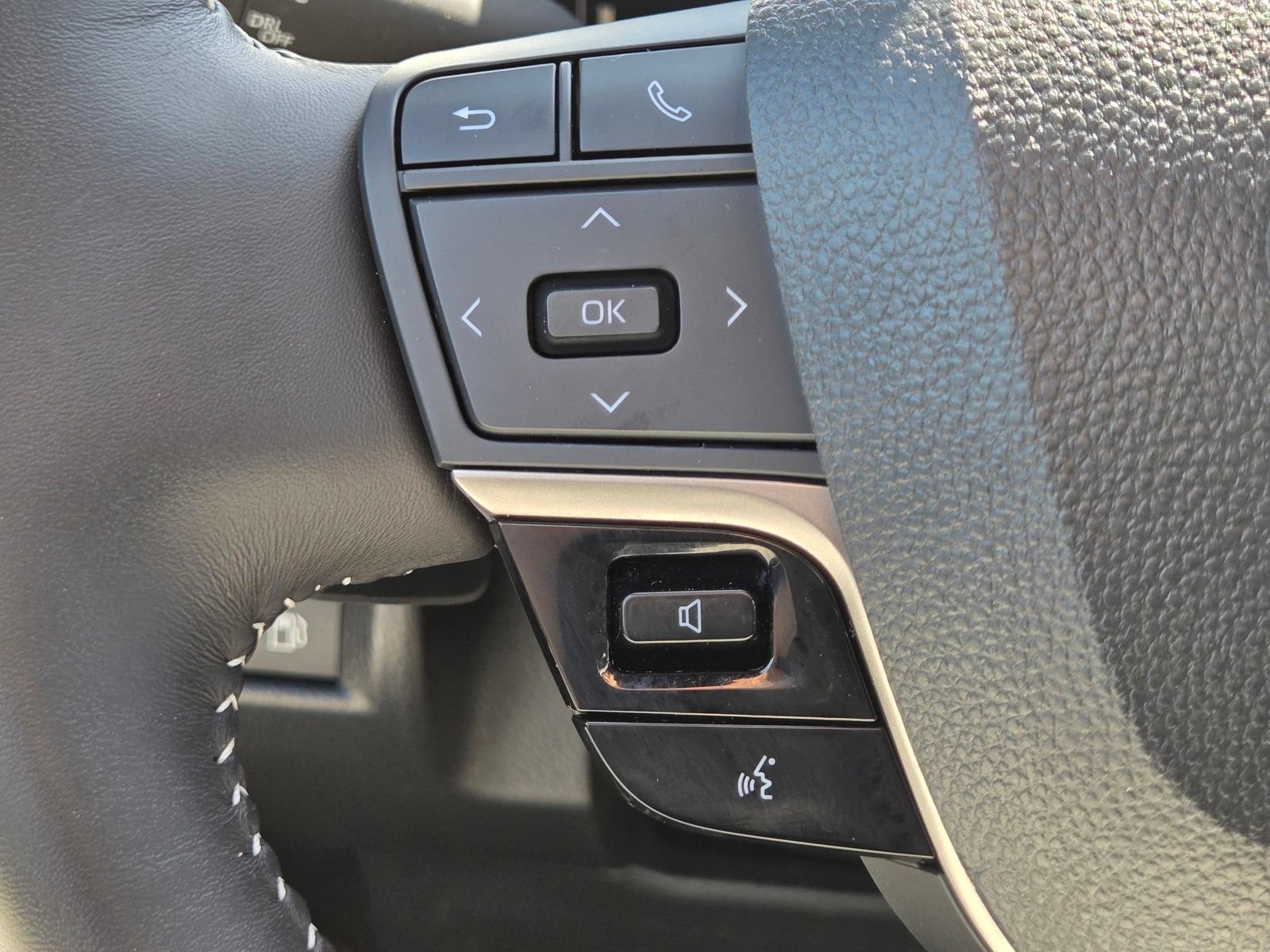 Used 2025 Toyota Camry SE w/ Convenience Package FWD image 27