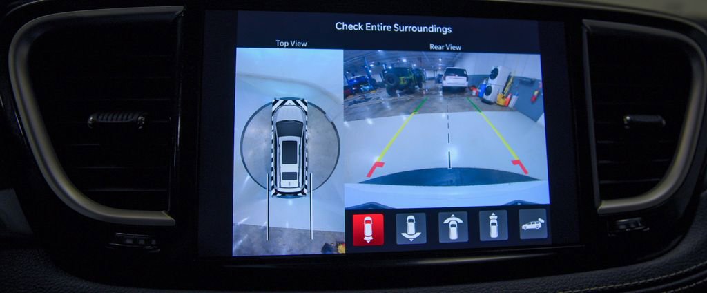 Used 2023 Chrysler Pacifica Touring-L image 20