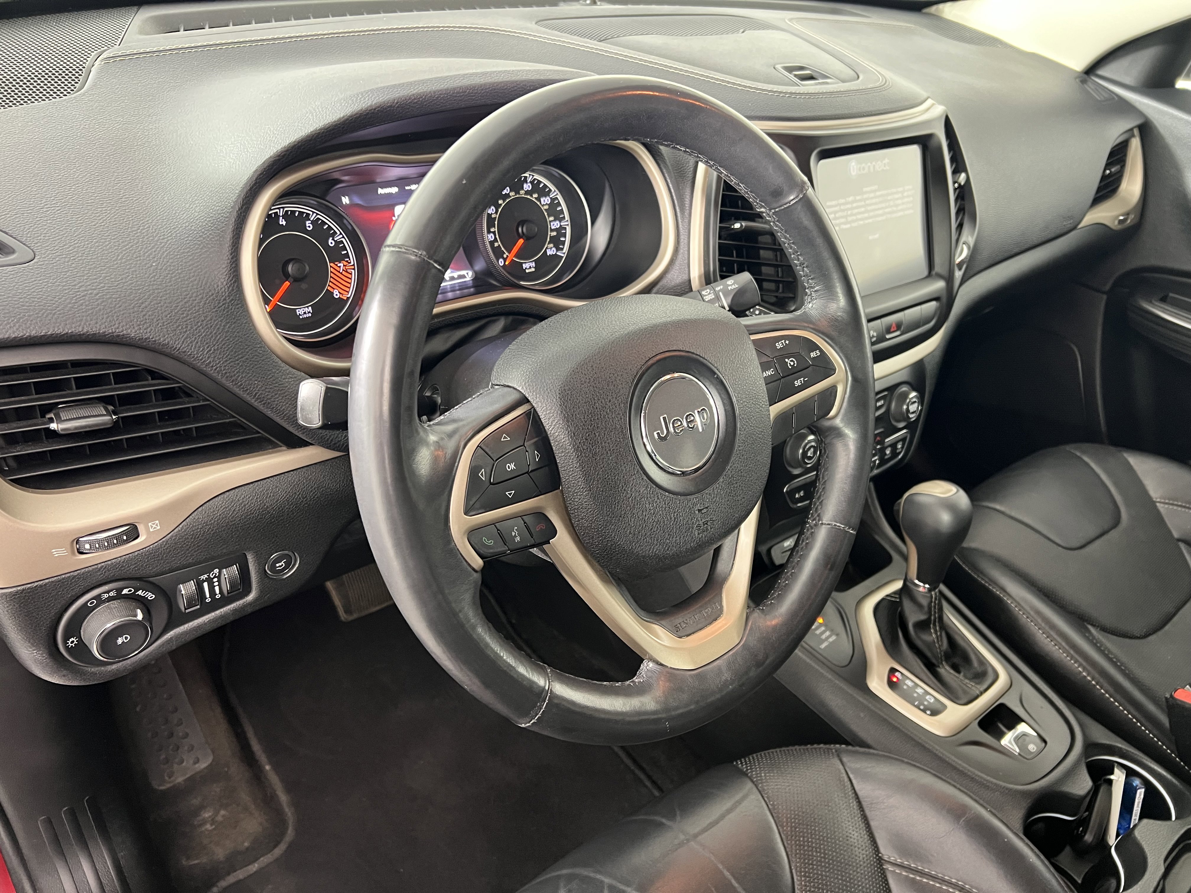 Used 2015 Jeep Cherokee Limited w/ Luxury Group AWD/4WD image 17