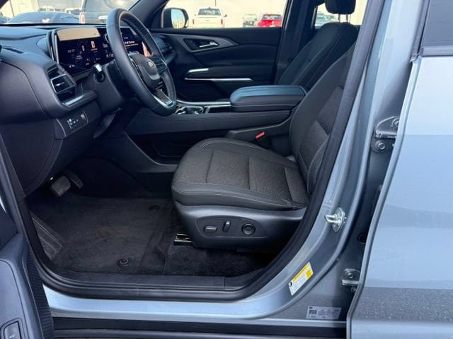 Used 2024 Chevrolet Traverse LT FWD image 23