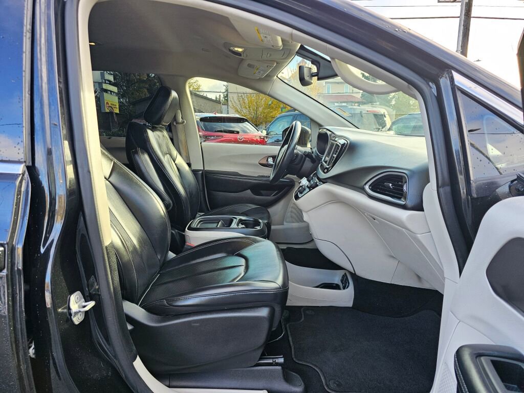 Used 2021 Chrysler Voyager Lxi image 11