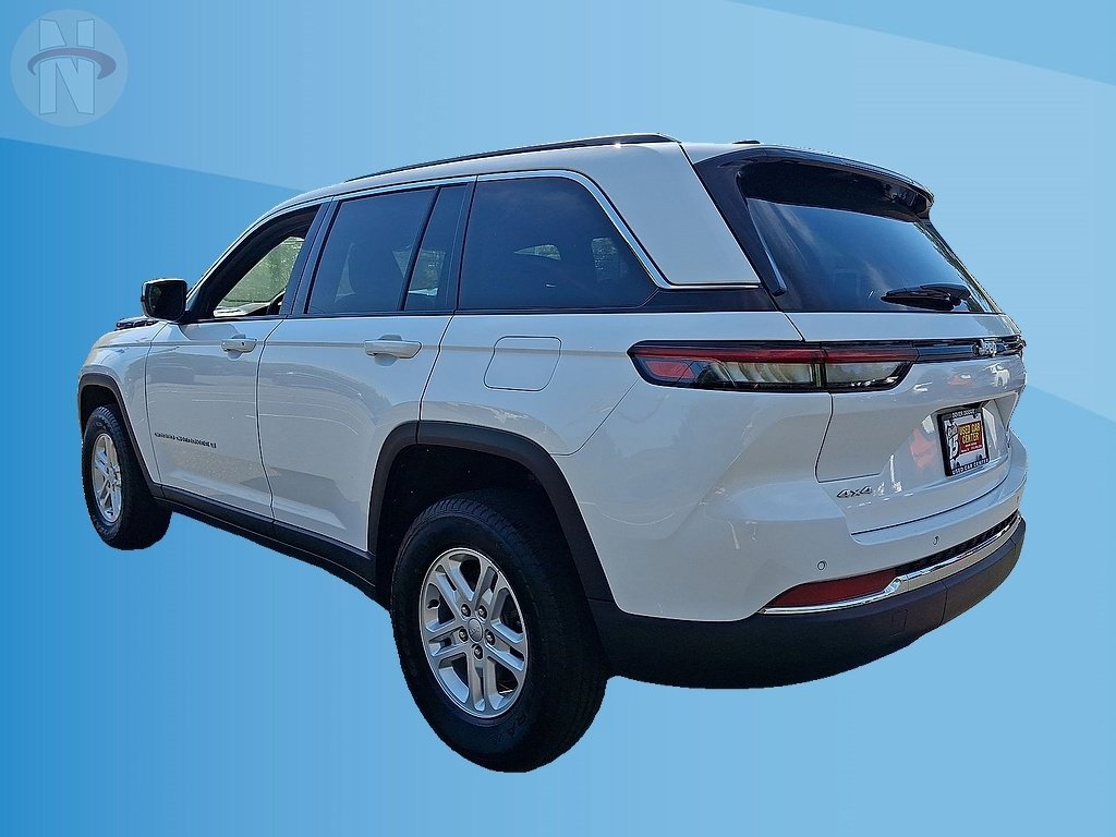 Used 2024 Jeep Grand Cherokee Laredo AWD/4WD image 11