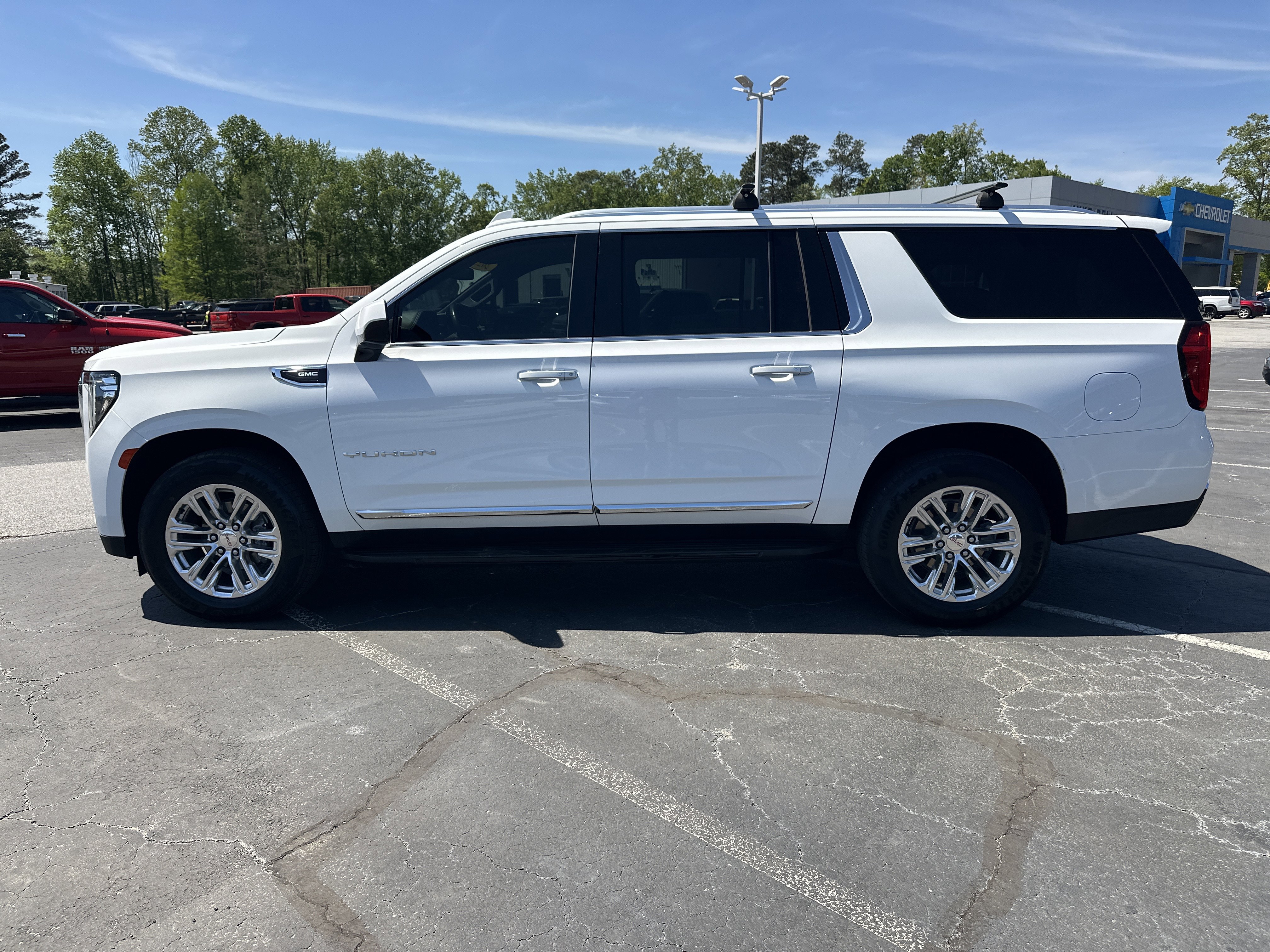 Used 2023 GMC Yukon XL SLT AWD/4WD image 5