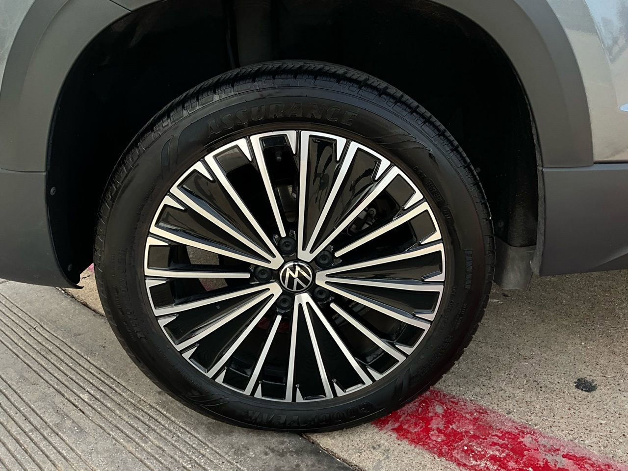 Used 2025 Volkswagen Taos SE image 9