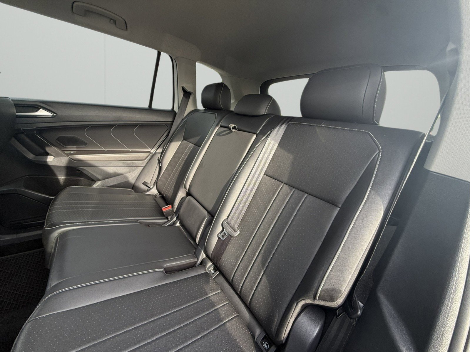 Used 2024 Volkswagen Tiguan SE AWD/4WD image 26