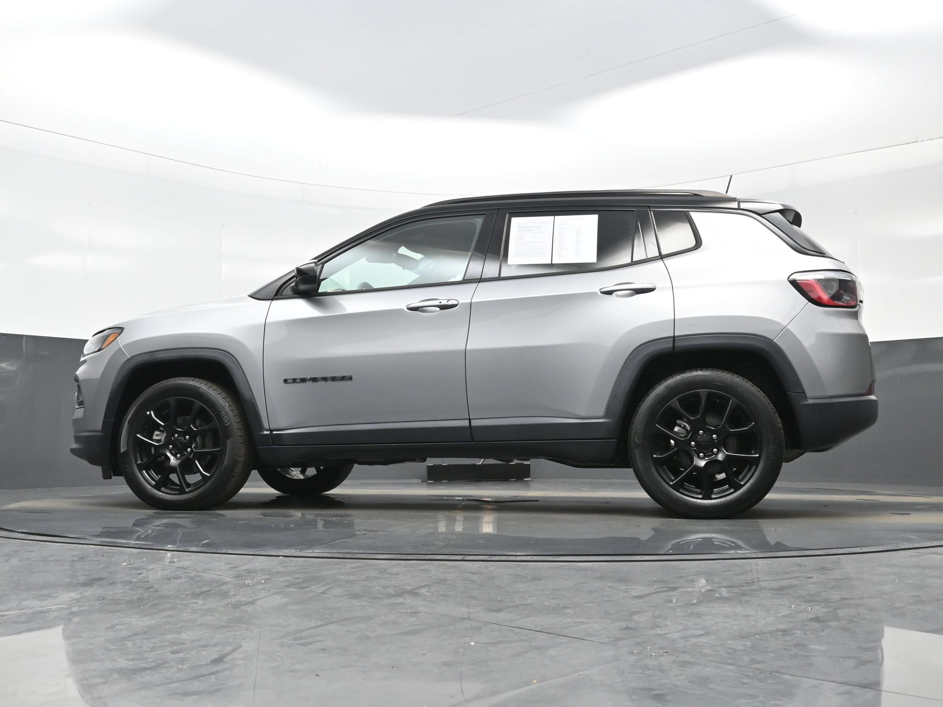 Used 2022 Jeep Compass Latitude FWD image 28