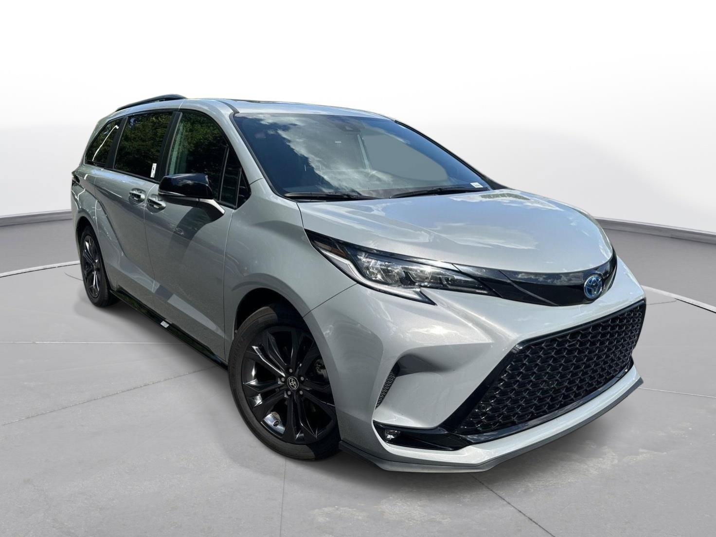 Used 2025 Toyota Sienna XSE FWD image 4