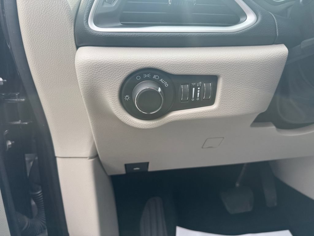 Used 2023 Chrysler Voyager LX FWD image 17
