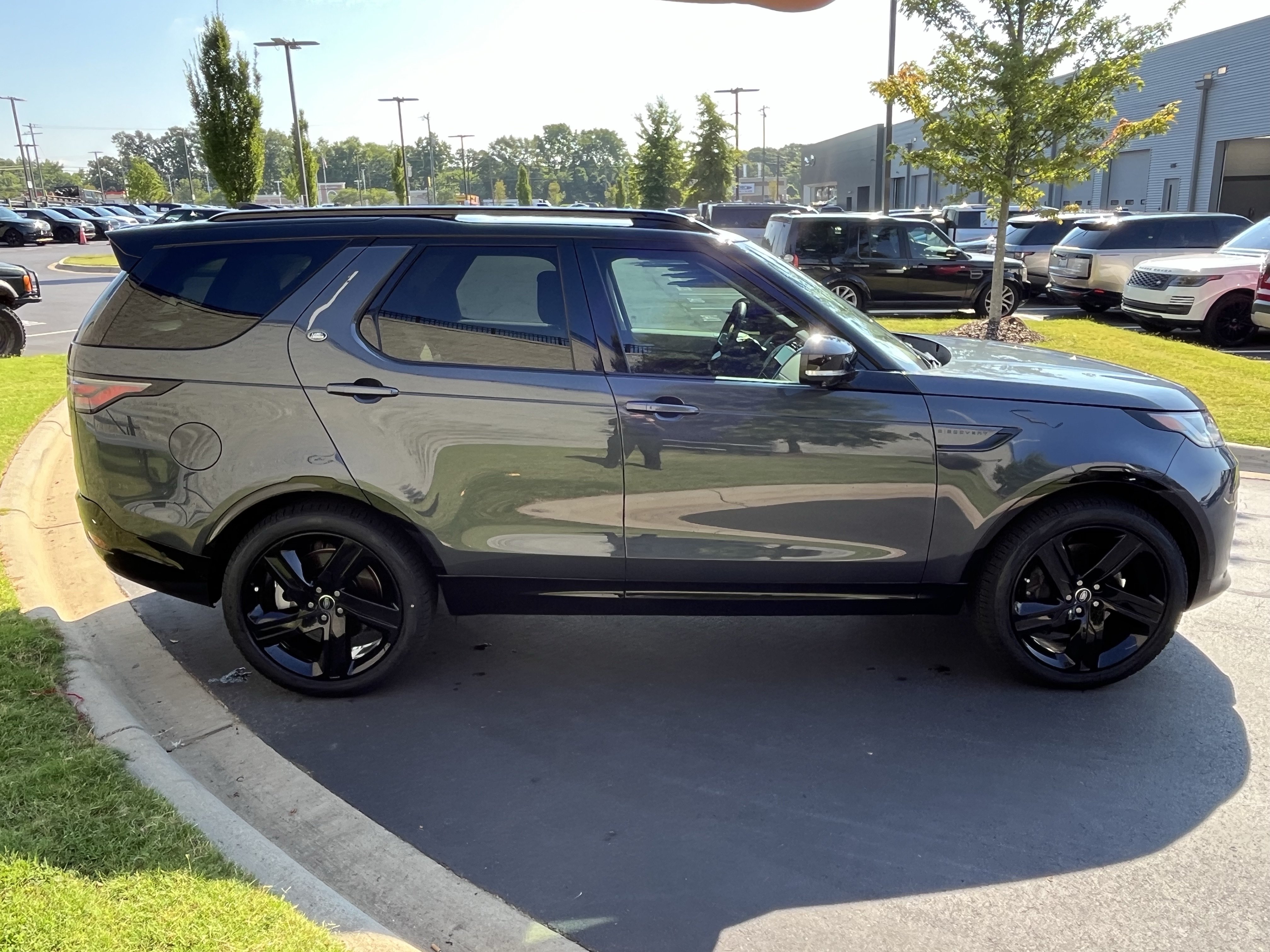 Used 2025 Land Rover Discovery Dynamic SE AWD/4WD image 10