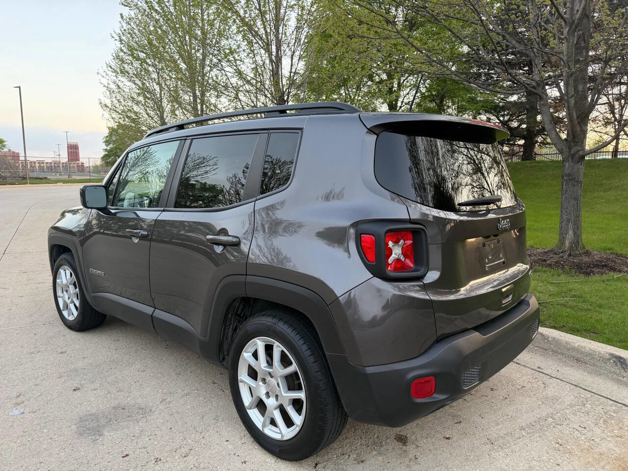 Used 2021 Jeep Renegade Latitude FWD image 4