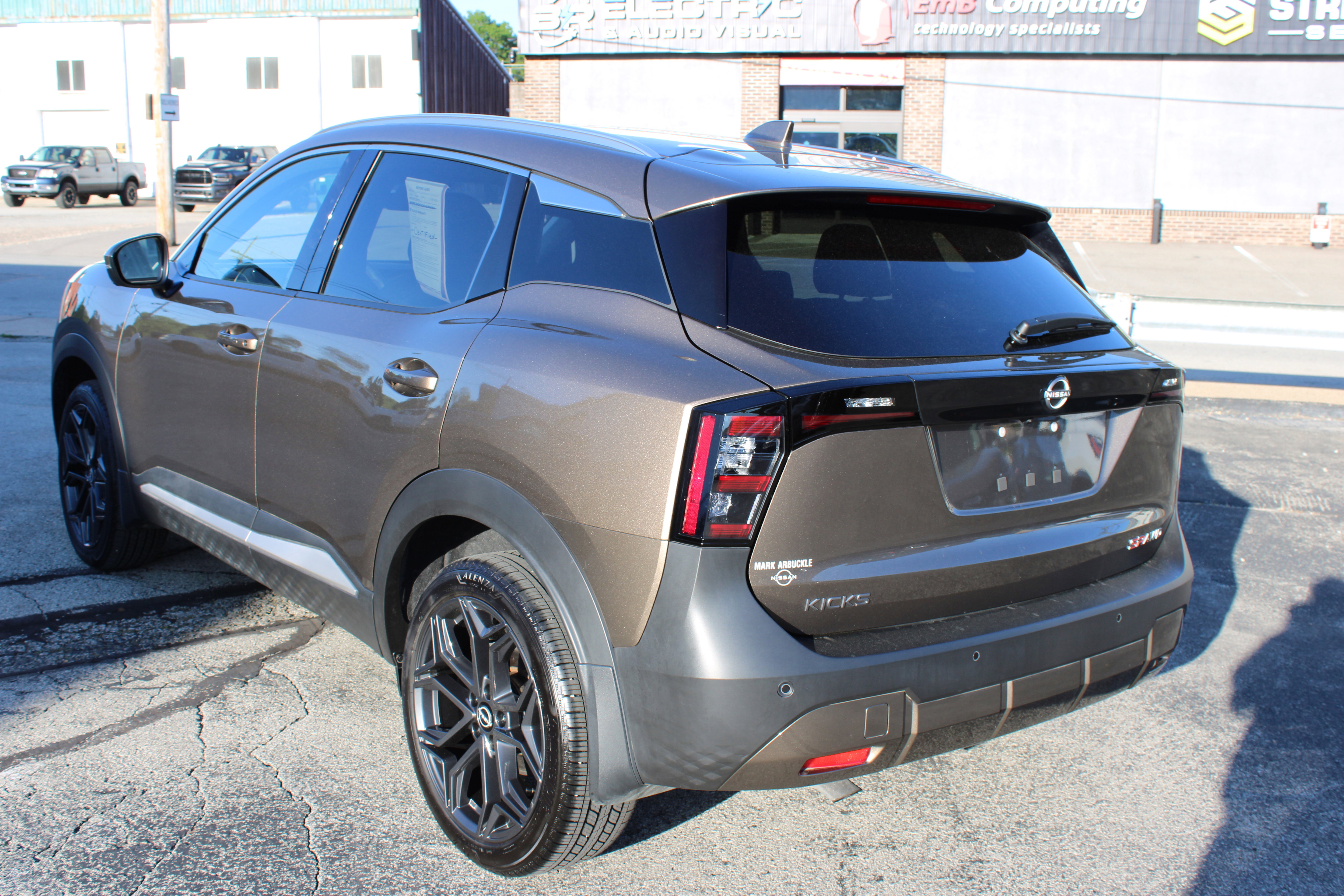 Certified 2025 Nissan Kicks SR w/ SR Premium Package AWD/4WD image 3