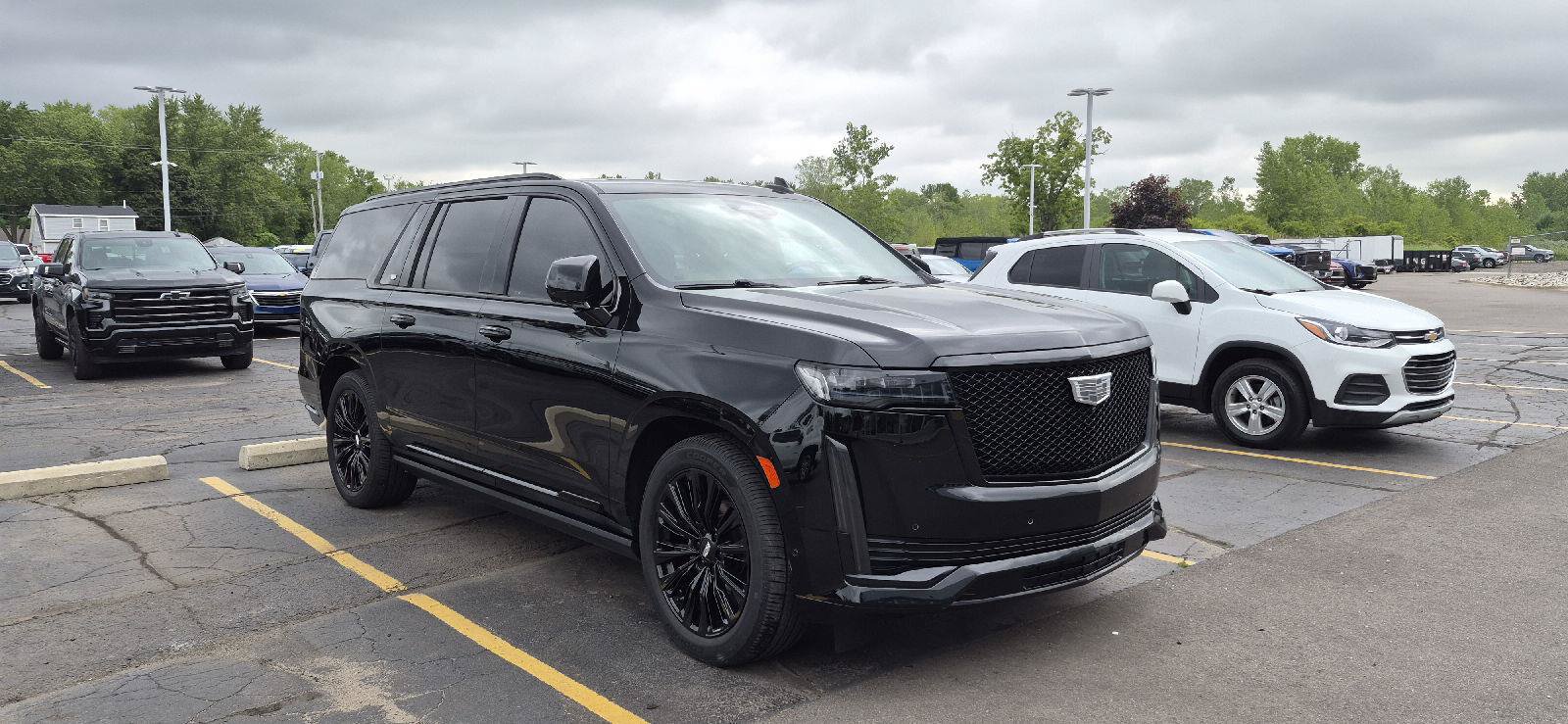 Used 2022 Cadillac Escalade ESV Sport w/ Touring Package AWD/4WD image 2