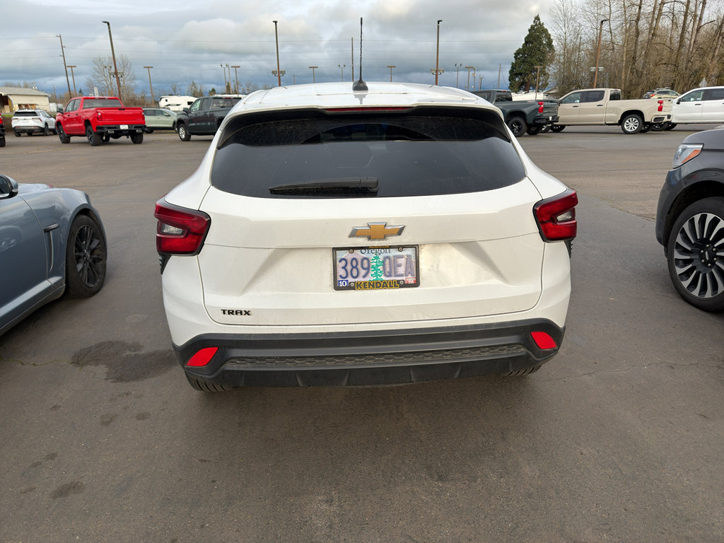 Used 2025 Chevrolet Trax LS w/ LS Convenience Package image 5