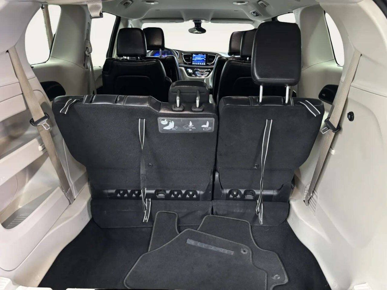 Used 2017 Chrysler Pacifica Touring-L Plus w/ Tire & Wheel Group FWD image 6
