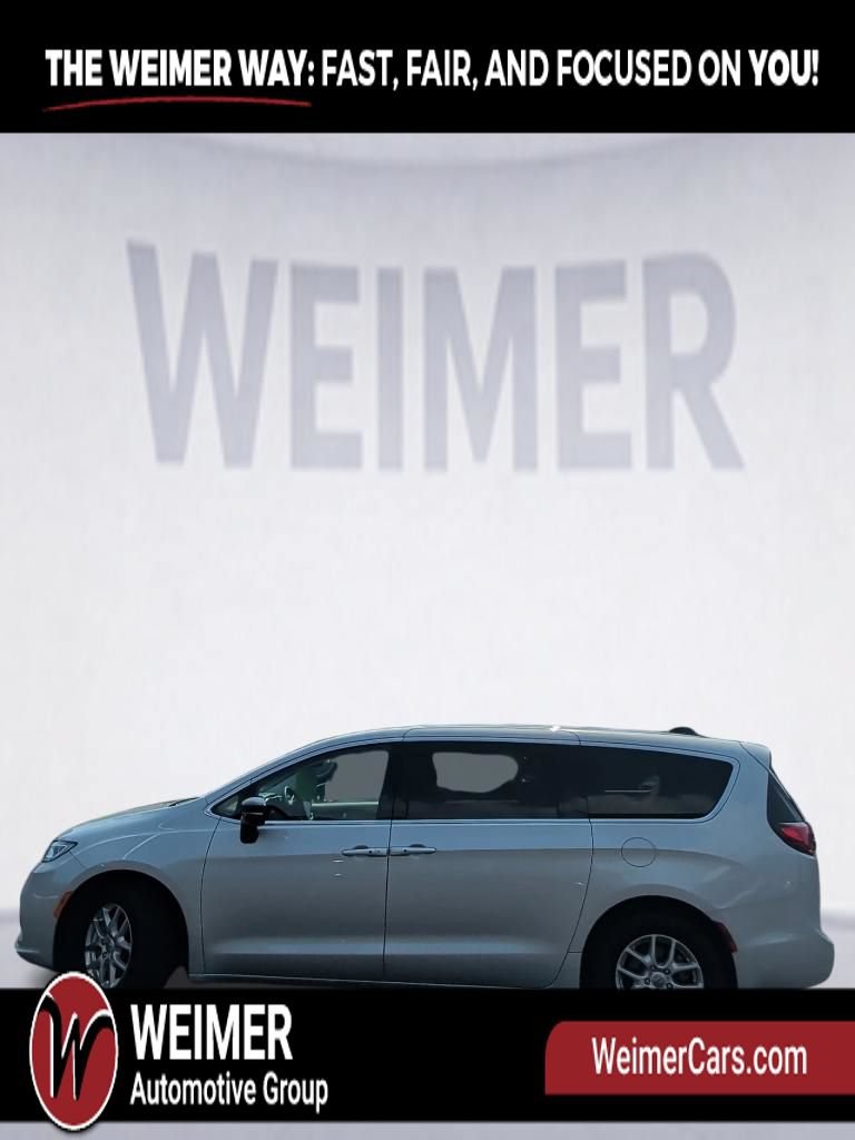 Used 2024 Chrysler Pacifica Touring-L FWD image 2