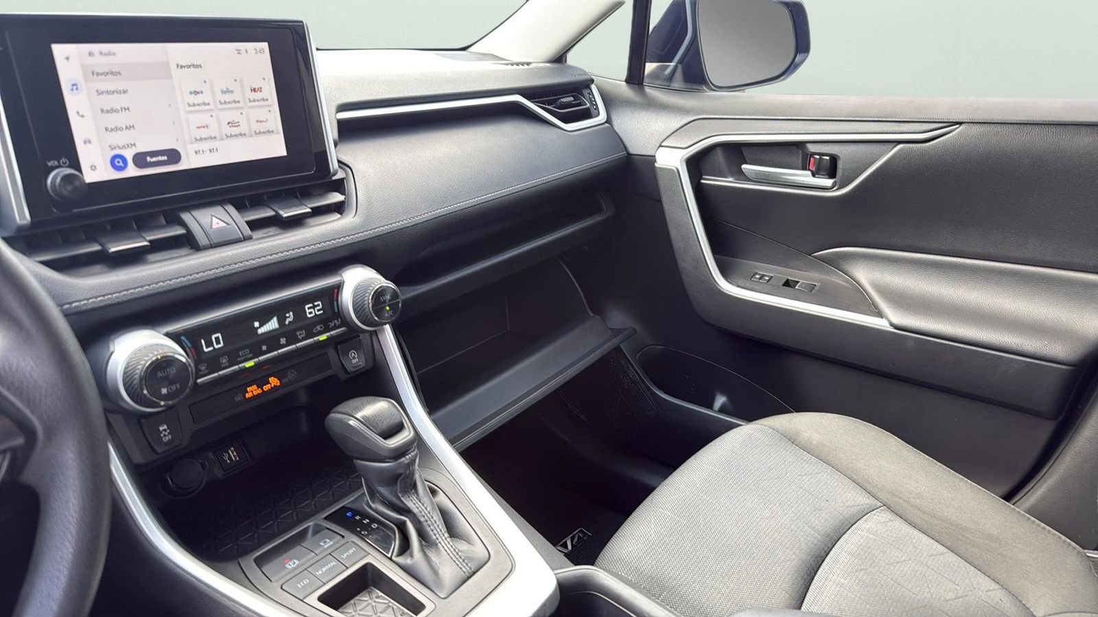 Used 2025 Toyota RAV4 XLE w/ Convenience Package FWD image 20