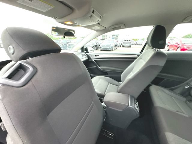 Used 2016 Volkswagen Golf 2-Door FWD image 18