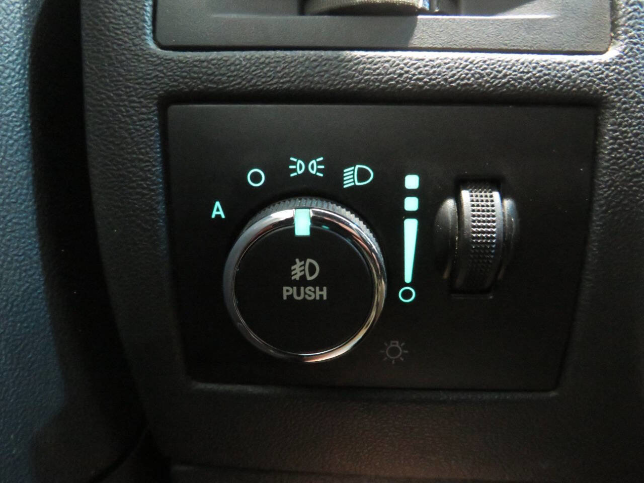 Used 2013 Dodge Challenger SXT RWD image 21