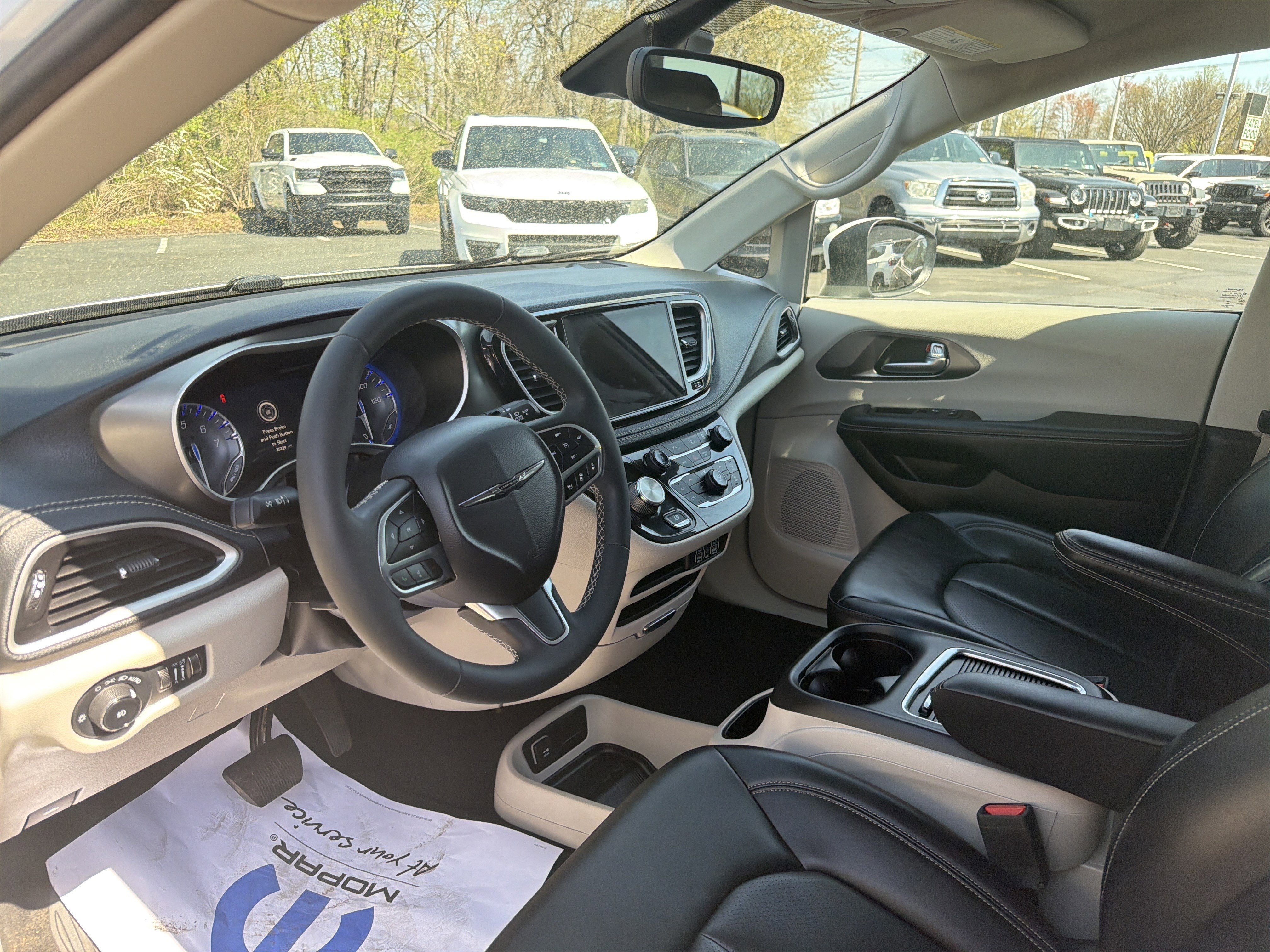 Used 2023 Chrysler Pacifica Touring-L image 15