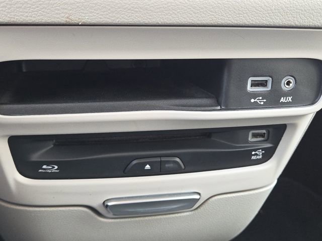 Used 2019 Chrysler Pacifica Touring-L Plus w/ Tire & Wheel Group image 6