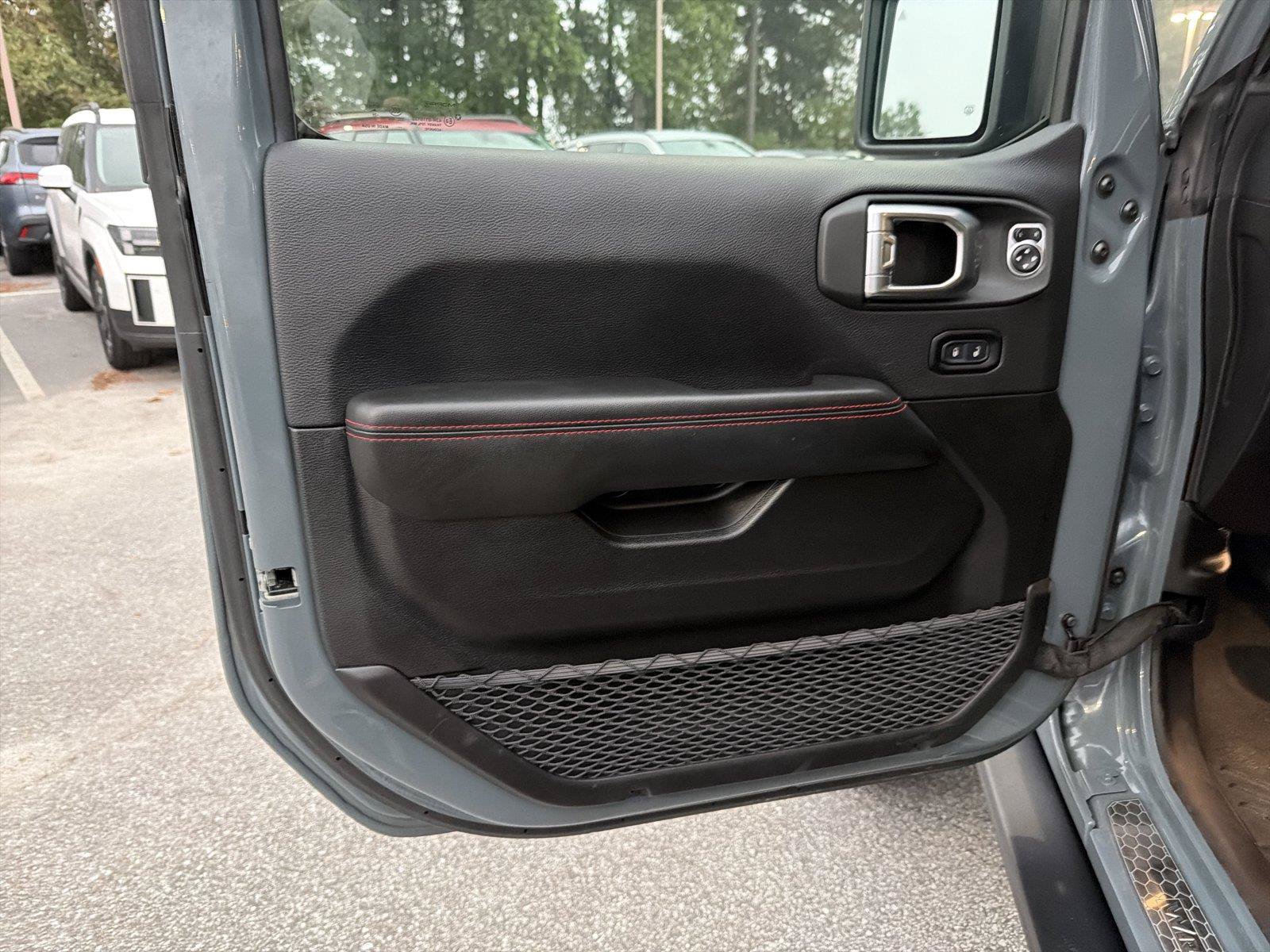 Used 2025 Jeep Wrangler Unlimited Rubicon AWD/4WD image 9