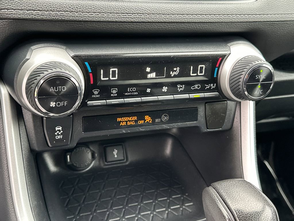 Used 2020 Toyota RAV4 LE AWD/4WD image 23