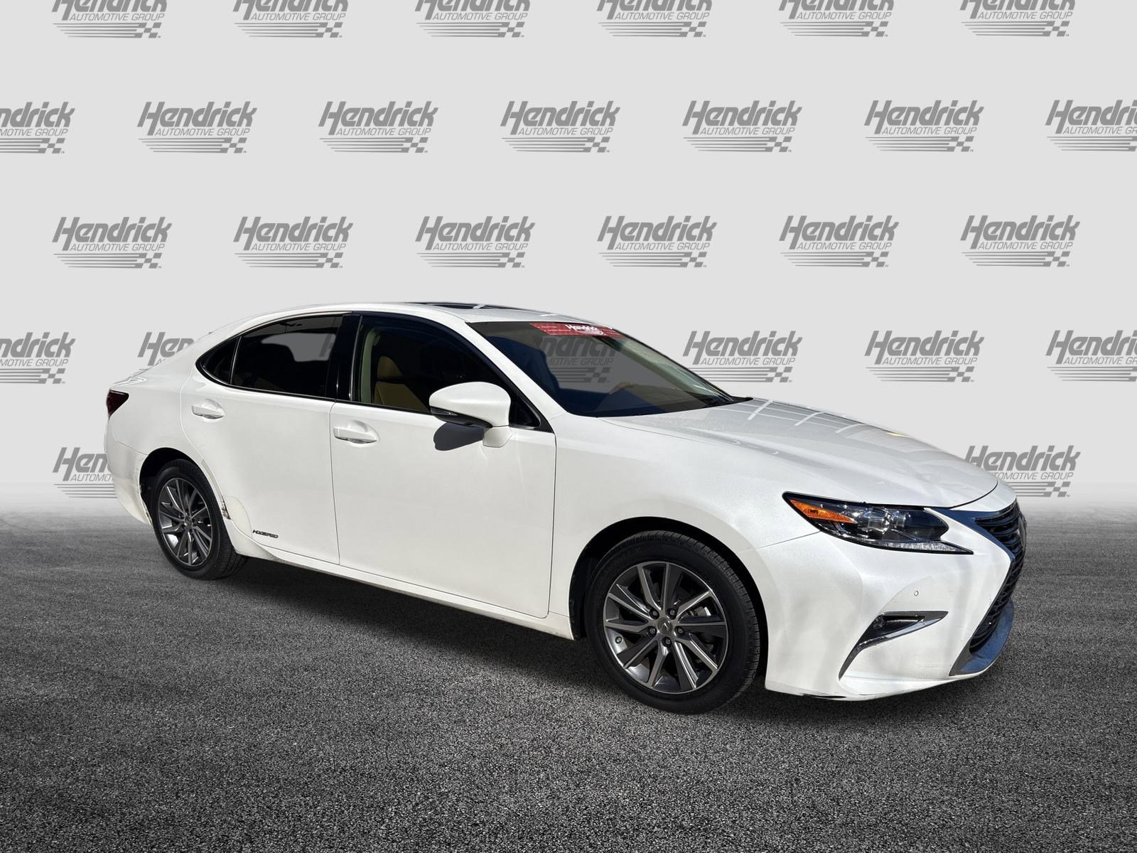 Used 2016 Lexus ES 300h w/ Luxury Package w/Wood Trim image 2