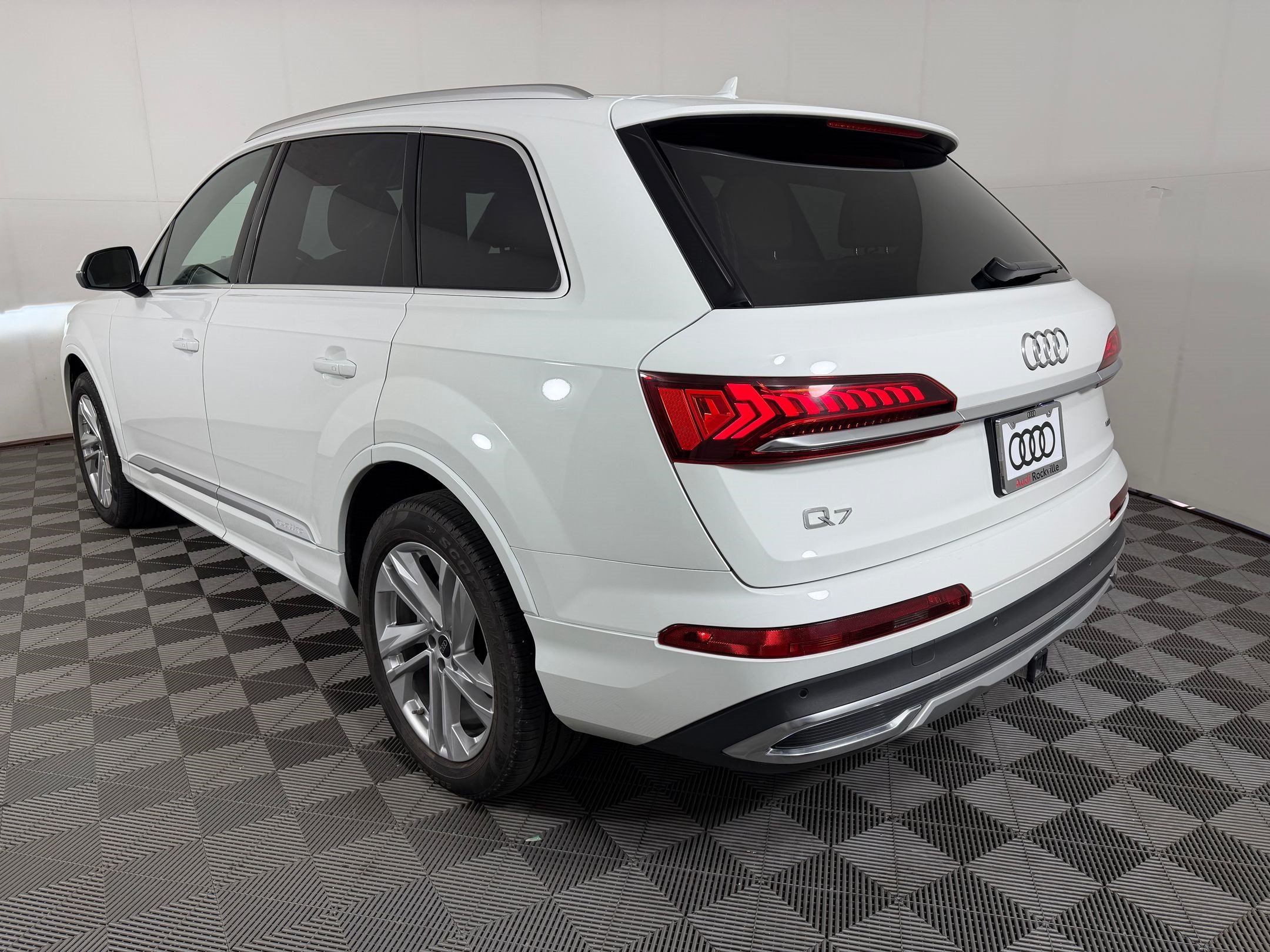 Certified 2023 Audi Q7 2.0T Premium w/ Towing Package AWD/4WD image 3