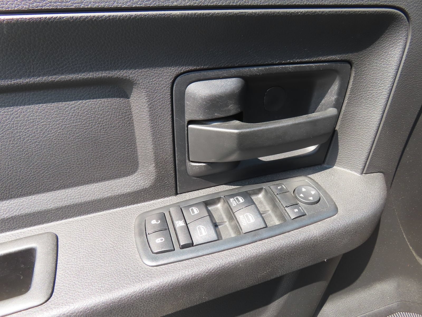 Used 2018 RAM 1500 Express AWD/4WD image 12