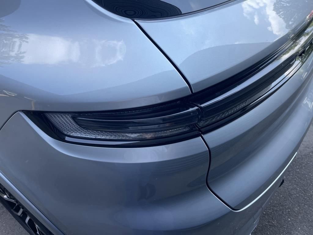 Certified 2025 Porsche Cayenne AWD/4WD image 17