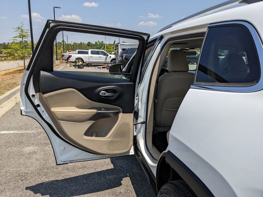Used 2019 Jeep Cherokee Latitude w/ Popular Appearance Group FWD image 20