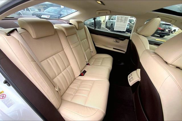 Used 2016 Lexus ES 350 350 w/ Luxury Package w/Wood Trim image 16