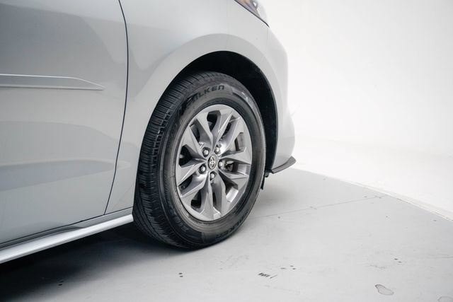 Used 2025 Toyota Sienna XLE FWD image 11