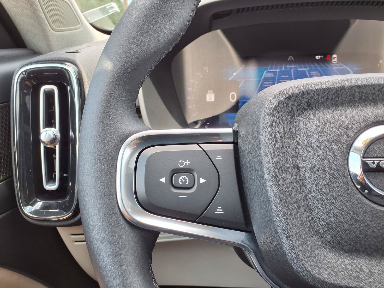 Certified 2023 Volvo XC40 B5 Ultimate w/ Protection Package Premier AWD/4WD image 30