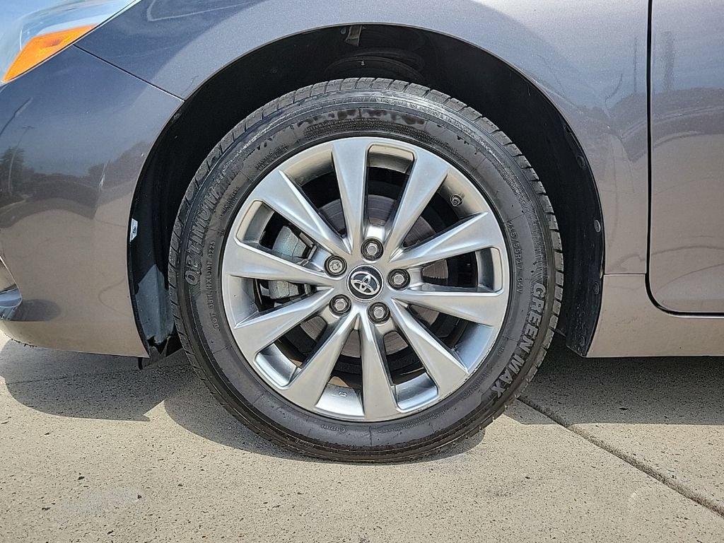 Used 2016 Toyota Camry XLE w/ Moonroof Package FWD image 10